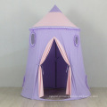 Crianças brincando ao ar livre em tenda teepee kids yurt